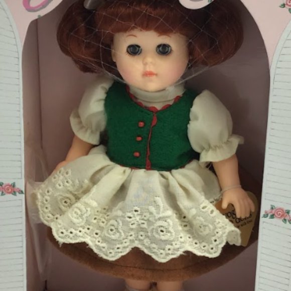 Ginny Vogue Beautiful Gretel 1984 Dakin Collectible Ornamental Character Display - Picture 5 of 12